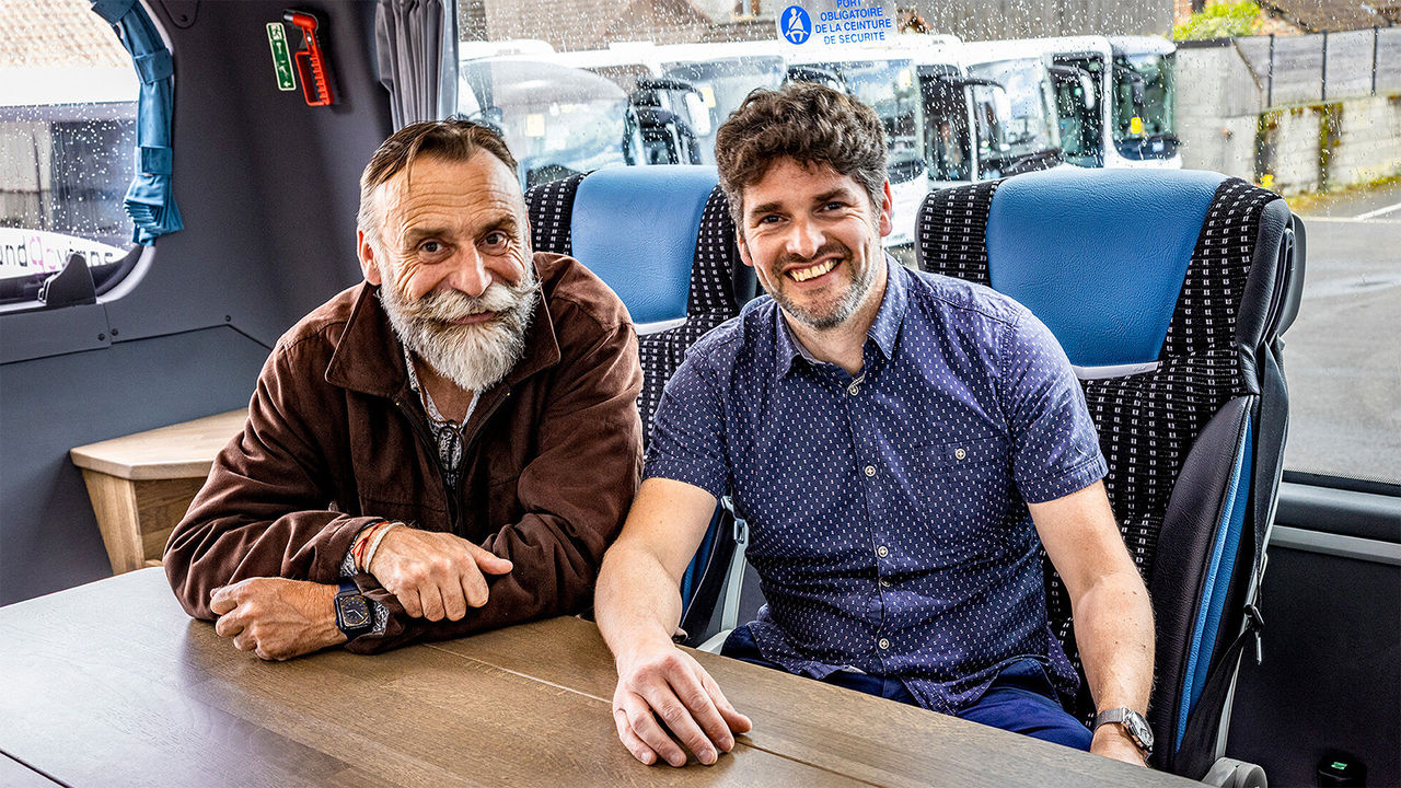 Franck Prévault, chef de région ventes autocars chez Scania France, et Grégory Gast, dirigeant d’Express Sundgoviens dans l’espace salon de l’i6s VIP.