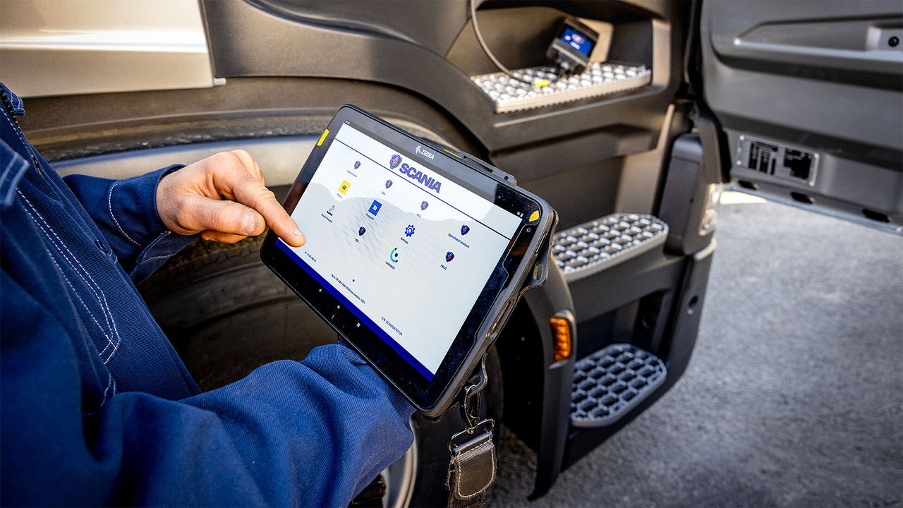 Sébastien, mécanicien, présente l’interface d’accueil de sa tablette.
