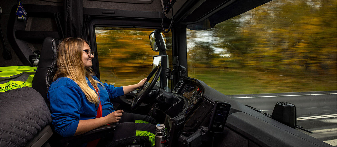 Mimmi Broström apprécie la puissance de son Scania 100 % électrique qui surpasse celle d’un V8.