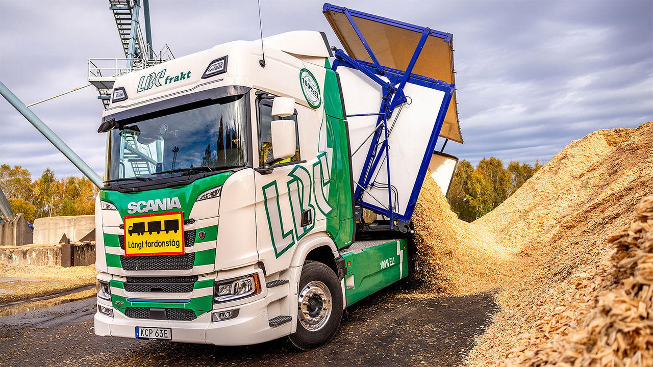 Le véhicule transporte chaque jour des dizaines de tonnes de bois entre différents sites industriels.