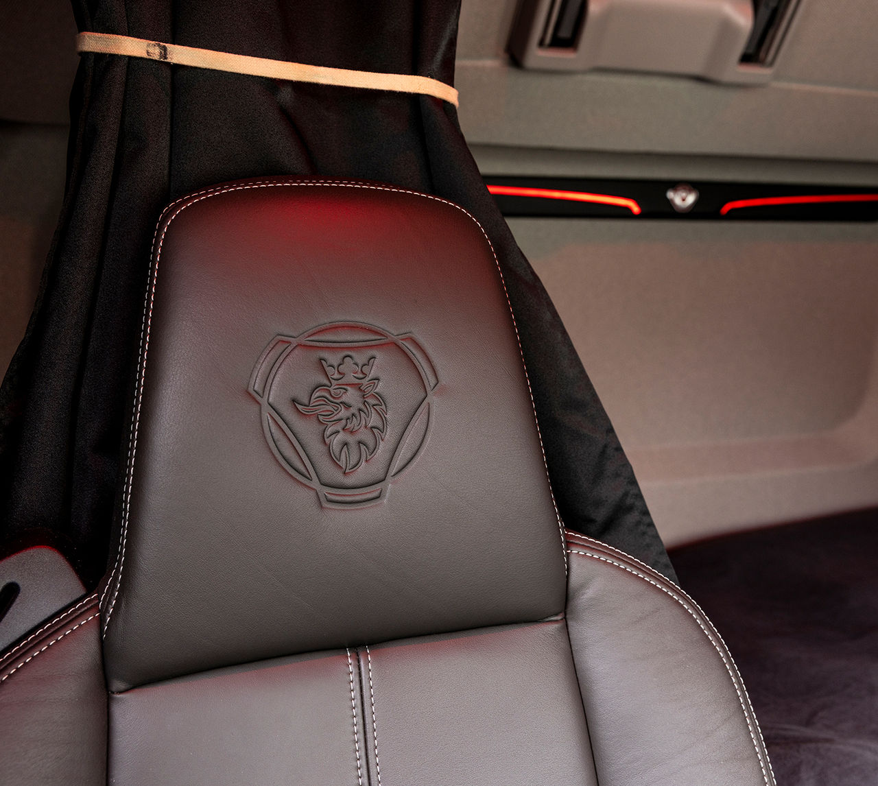 Sièges en cuir, inserts en bois, climatisation... L’équipement intérieur des Scania V8 a été finement choisi.