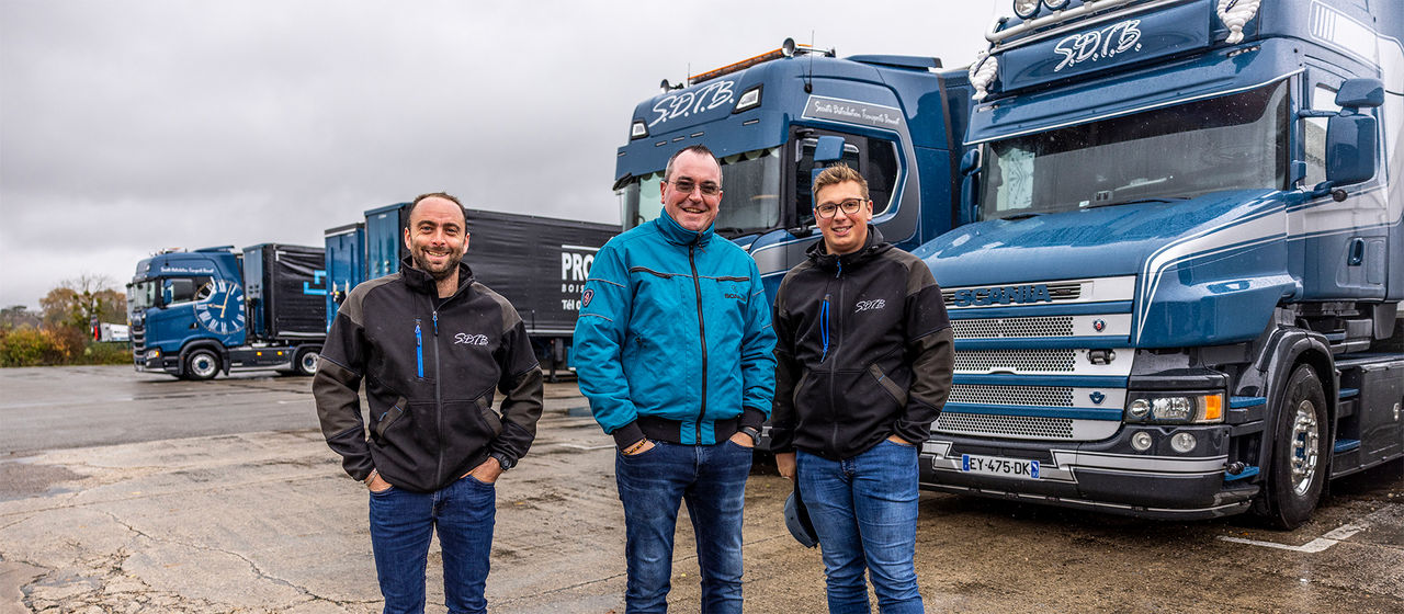 Jean-Charles Bonnot, entouré de ses deux conducteurs, Mickaël Pfund et Mathis Boyrie.