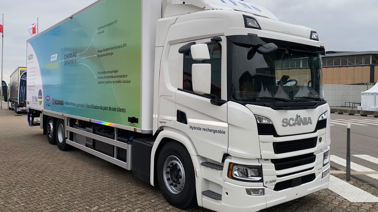 Un porteur Scania hybride rechargeable livré à TFMO