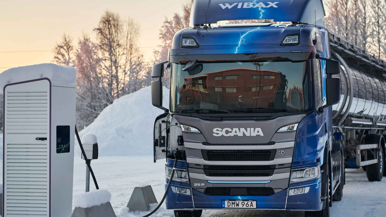 Un camion électrique Scania de 64 tonnes sur la route avec Wibax