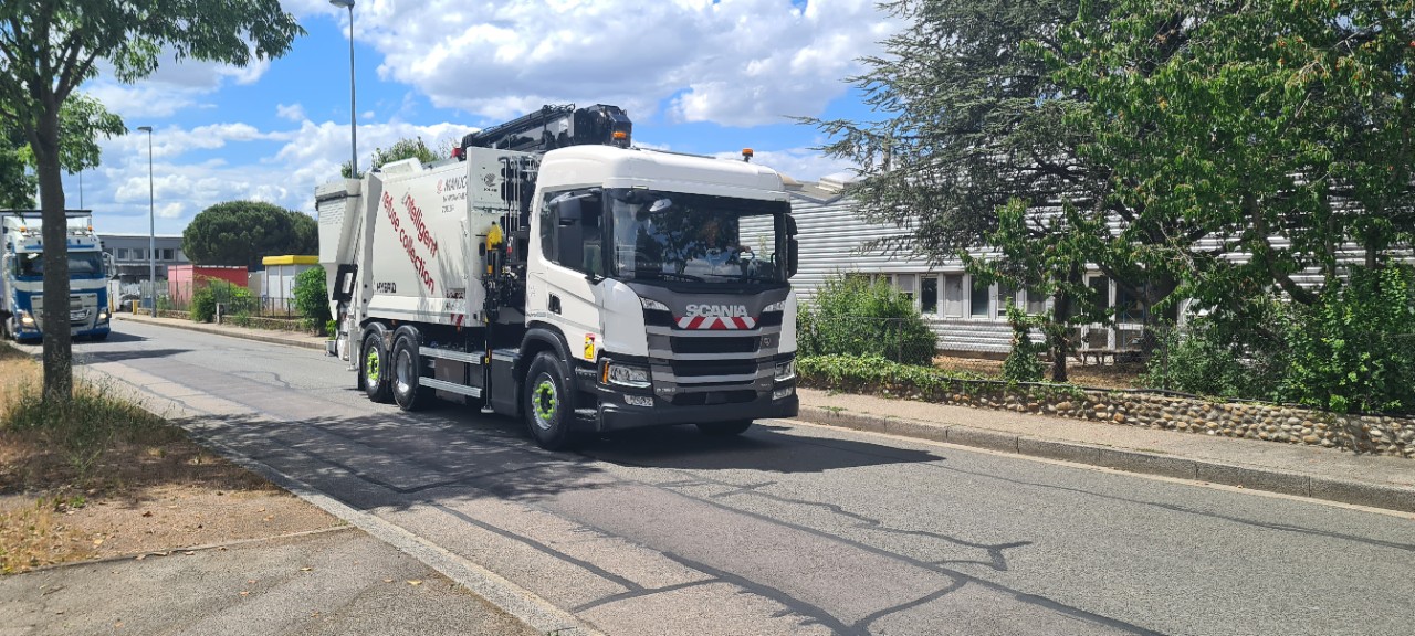 Scania et Manjot Environnement présentent un porteur grue hybride rechargeable