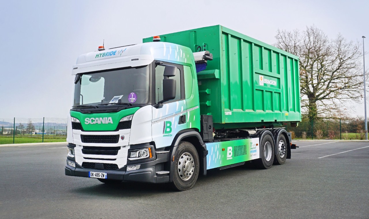 Scania France livre au Groupe Brangeon le premier camion hybride rechargeable équipé d’un bras de levage