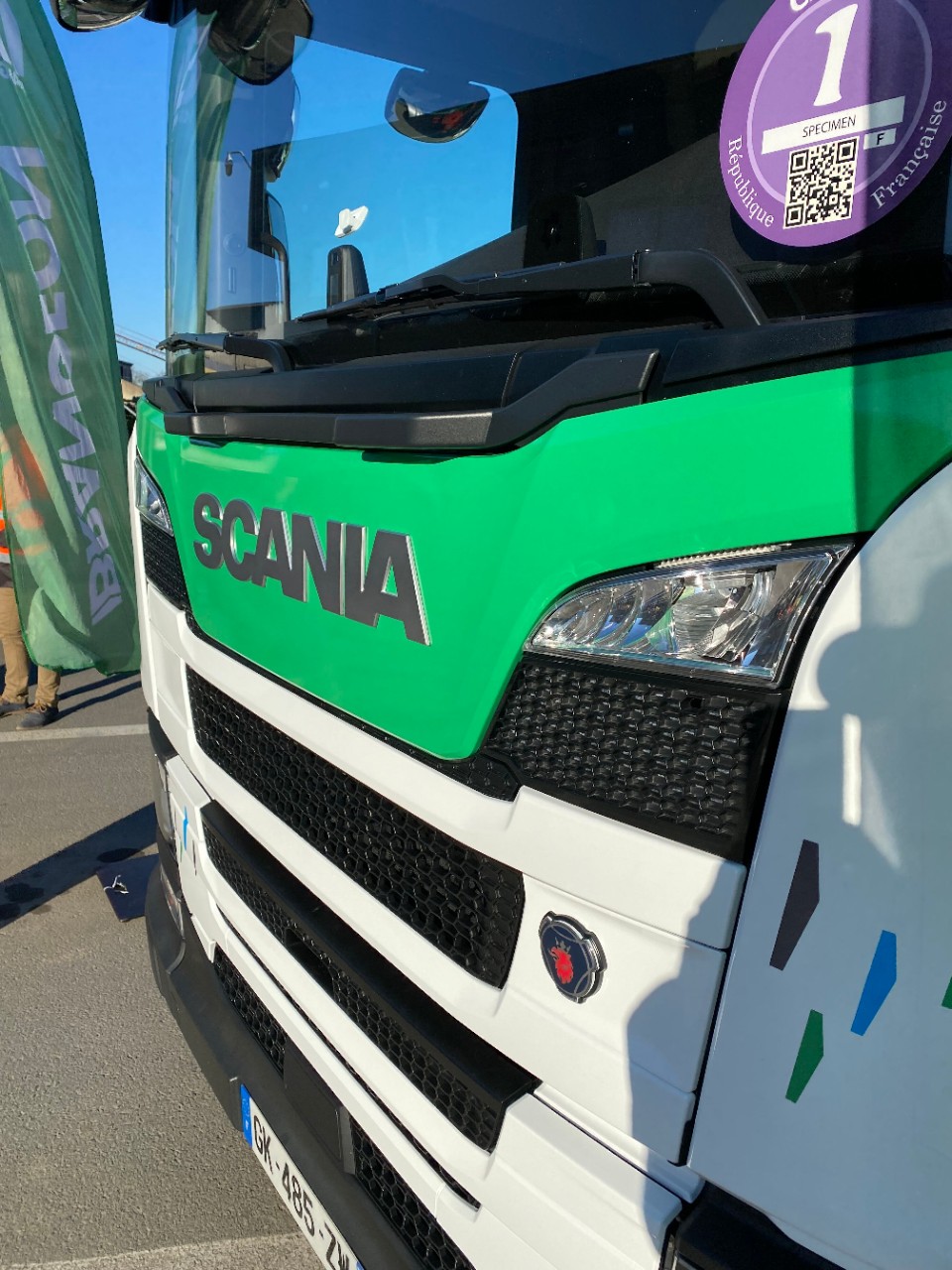 Scania France livre au Groupe Brangeon le premier camion hybride rechargeable équipé d’un bras de levage