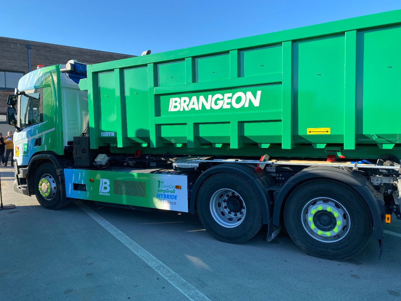 Scania France livre au Groupe Brangeon le premier camion hybride rechargeable équipé d’un bras de levage