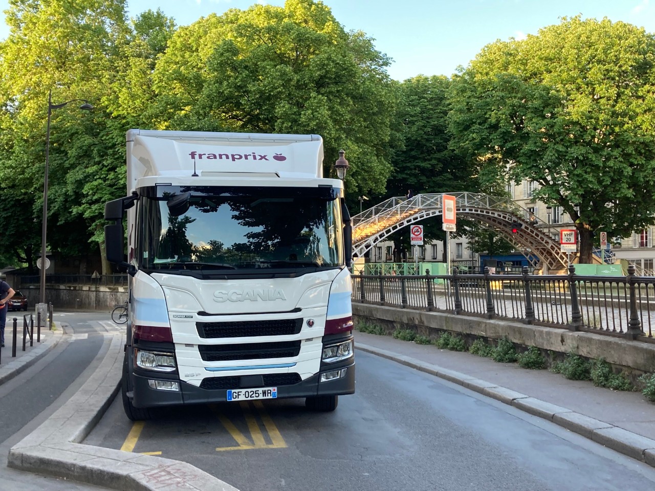 En mai 2022, Scania a livré à Franprix son premier camion électrique à batteries.