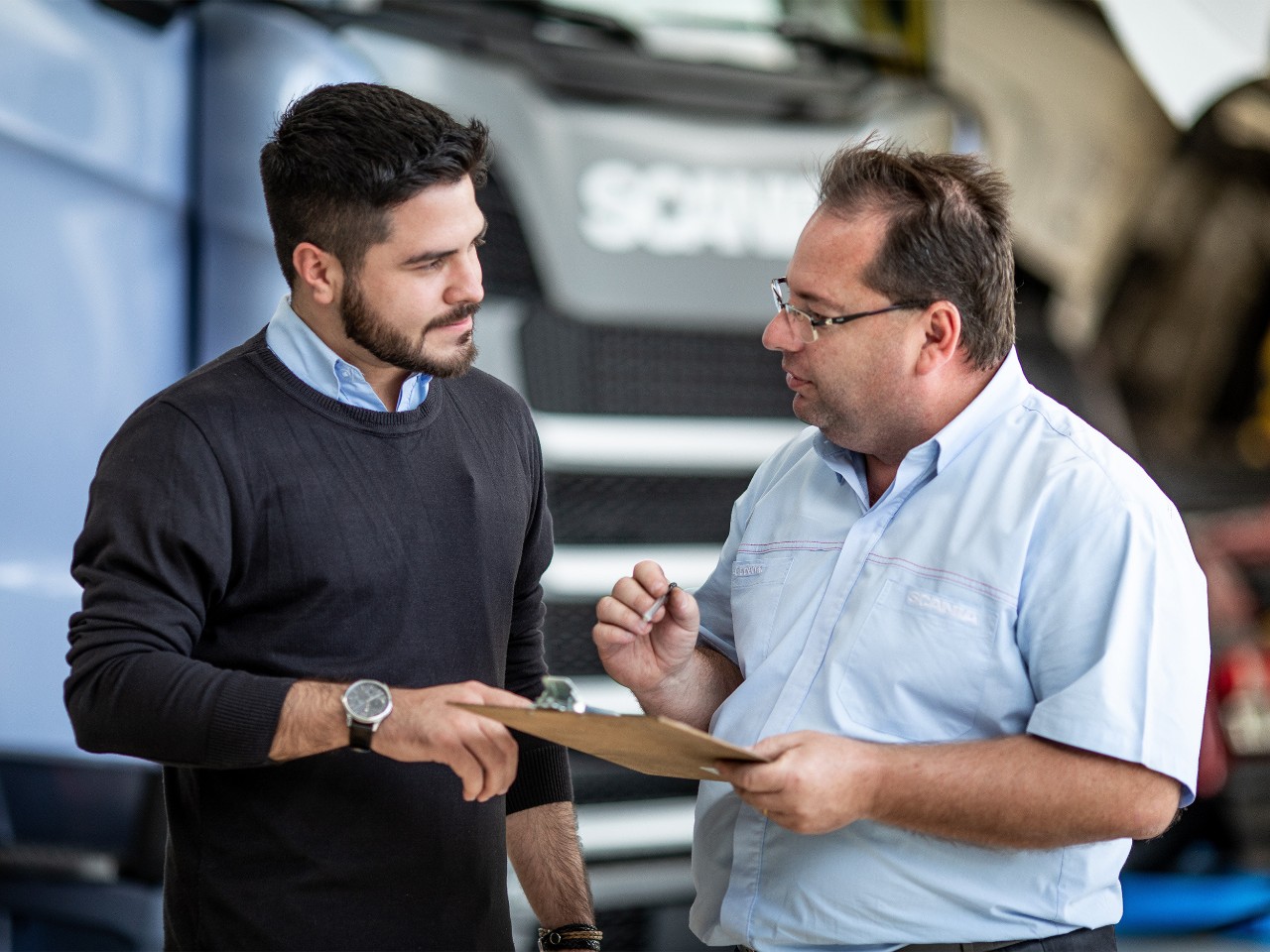  Deux hommes devant un camion