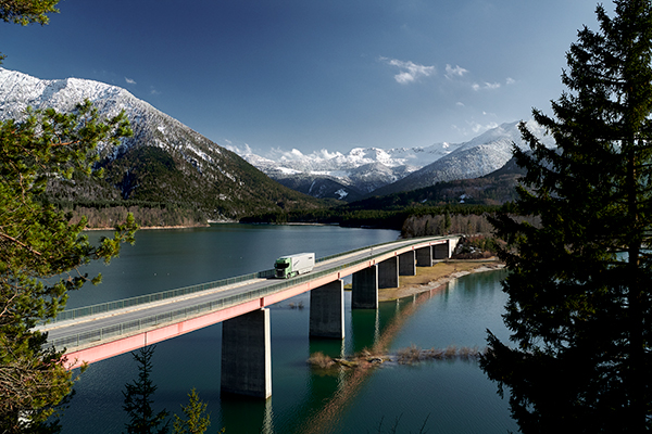 Camion Scania sur la route