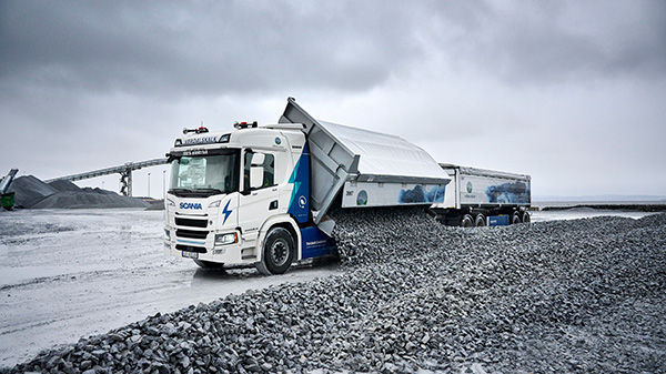 Camion électrique dans une carrière de calcaire