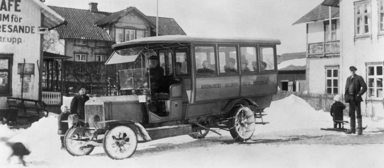 1911: First Swedish-built bus