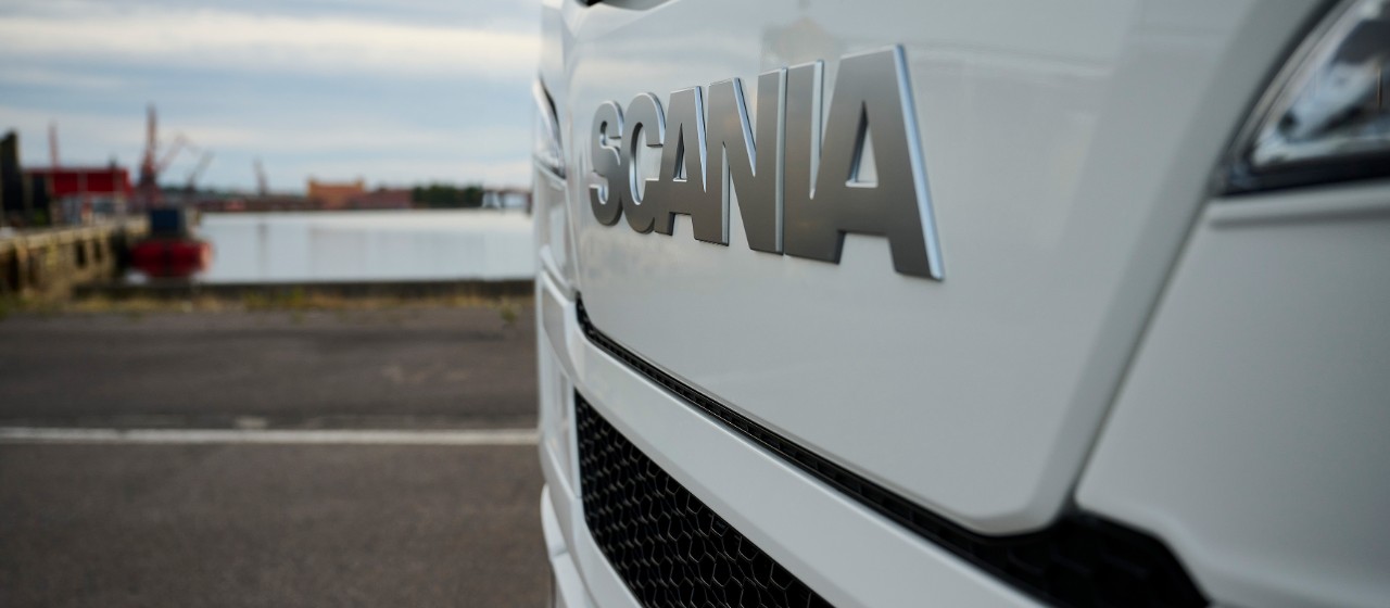 Scania 25 P BEV 6x2 rear-steer temperature controlled transport.