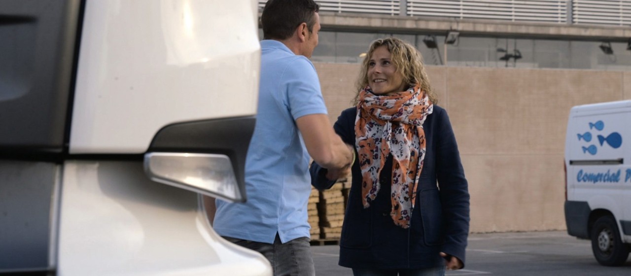 service advisors with the customer in focus