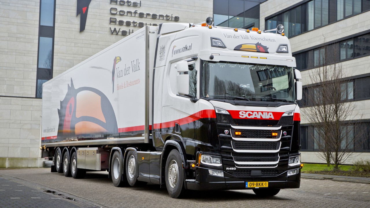 Restaurant and hotel chain upgrades their fleet with a Scania R 450