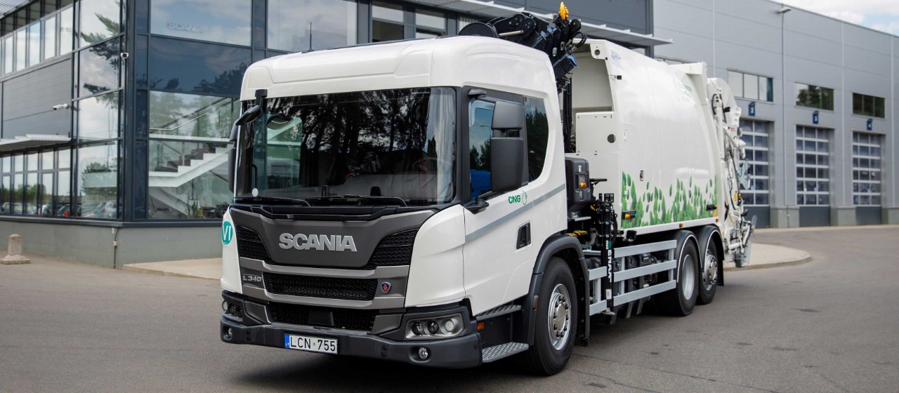 A Scania gas refuse truck operates in the narrow streets of Vilnius