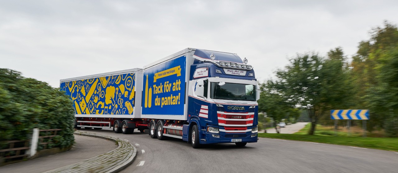A Scania R 410 drives recyclable containers on biogas