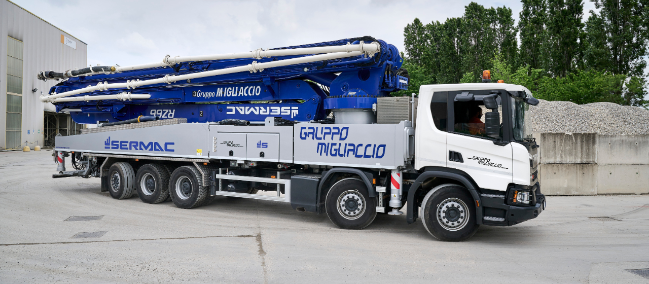 Scania XT with a 60-meter concrete pump 
