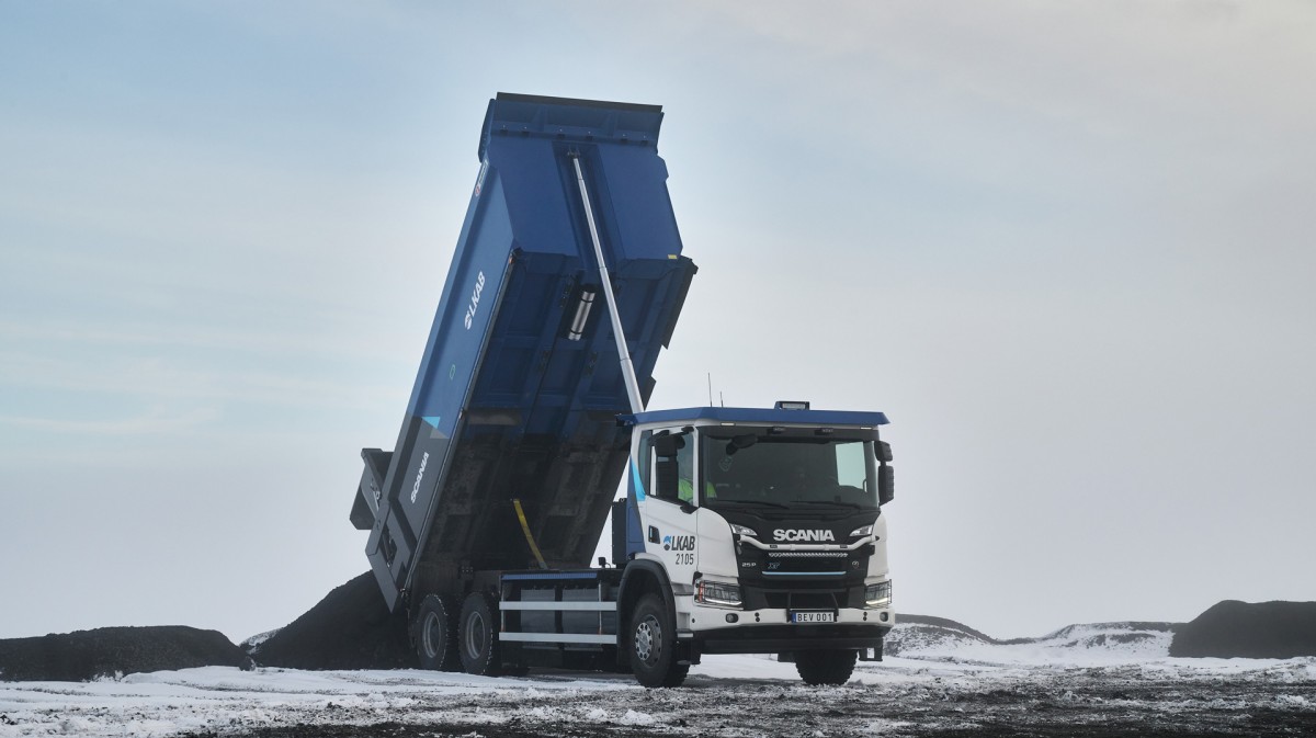 Electric mining service vehicle for the in-pit mining industry