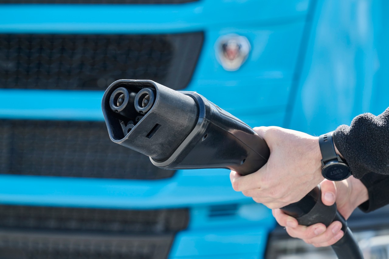 Az ABB E-mobility és a Scania sikeresen tesztelte a megawatt töltőrendszert 