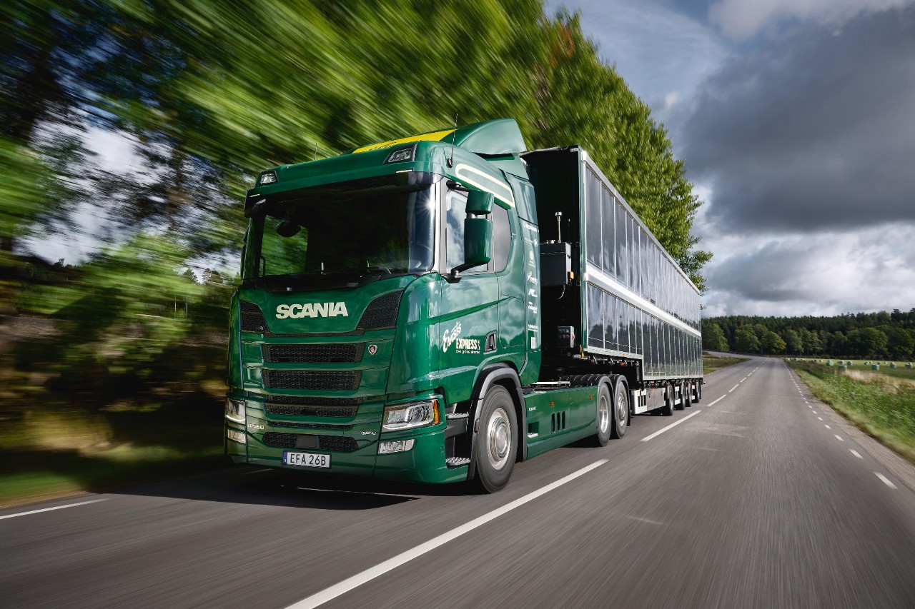 Először tesznek próbára egy napelemekkel felszerelt Scania hibrid kamiont