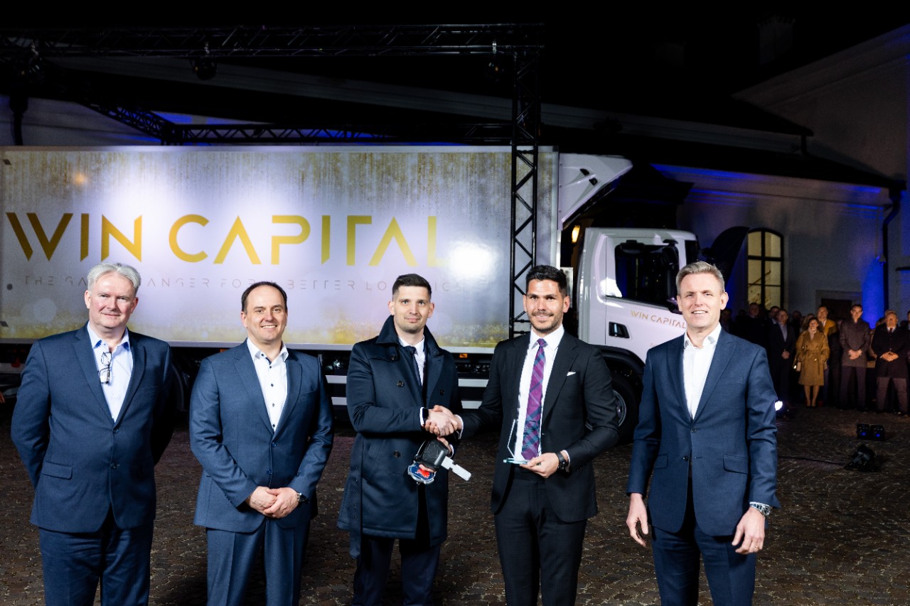 A WIN Capital Kft. ünnepélyesen átvette Magyarország első teljesen elektromos Scania járművét