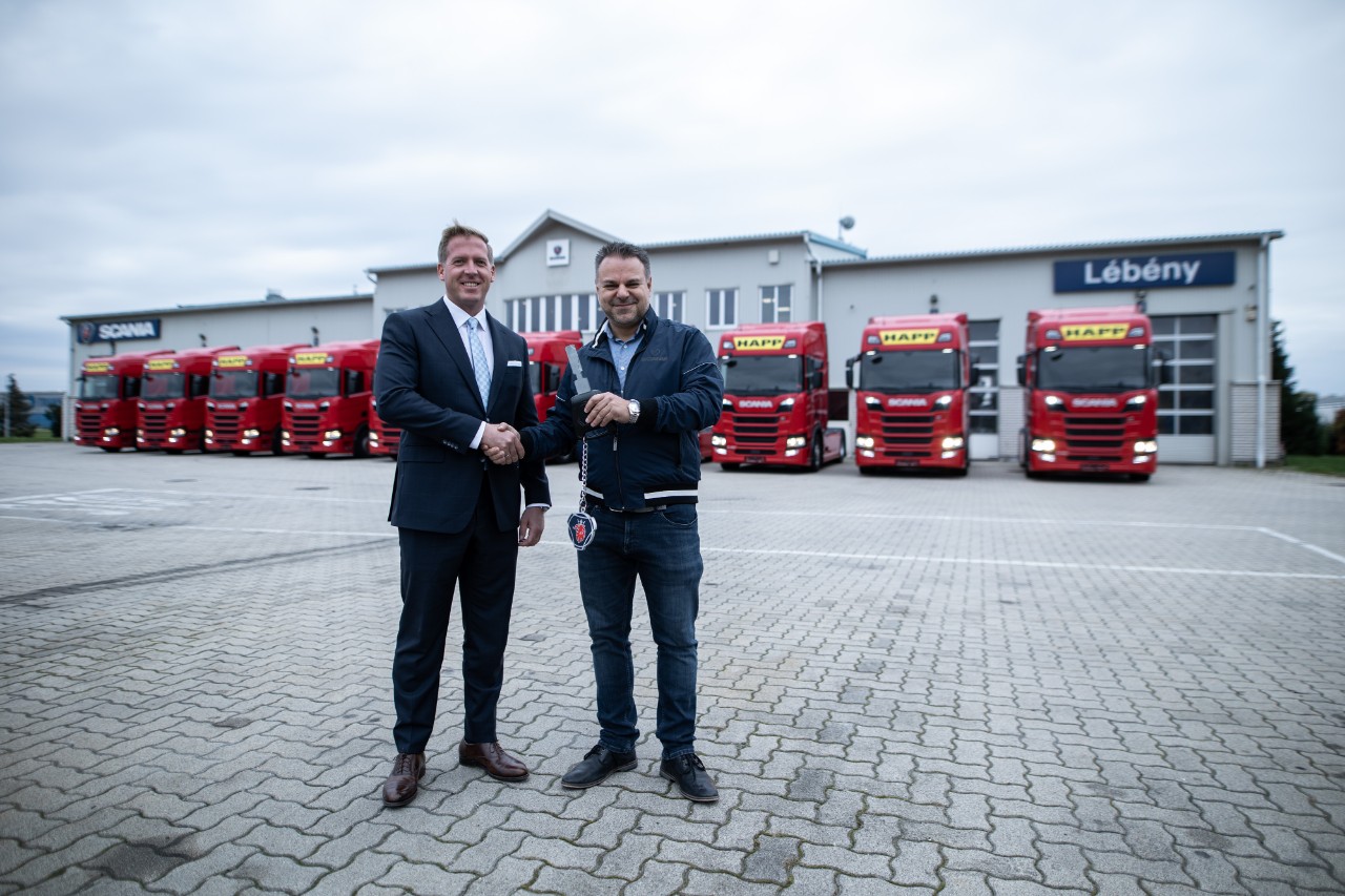 Vadonatúj Scania nyerges vontatókat vehetett át a nagy múltú magyar cég