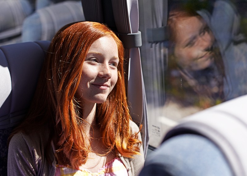Scania buszon utazó lány
