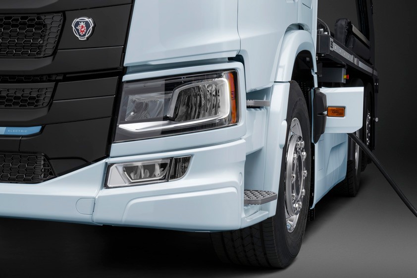 Scania elektromos tehergépkocsi oldala töltőkábel