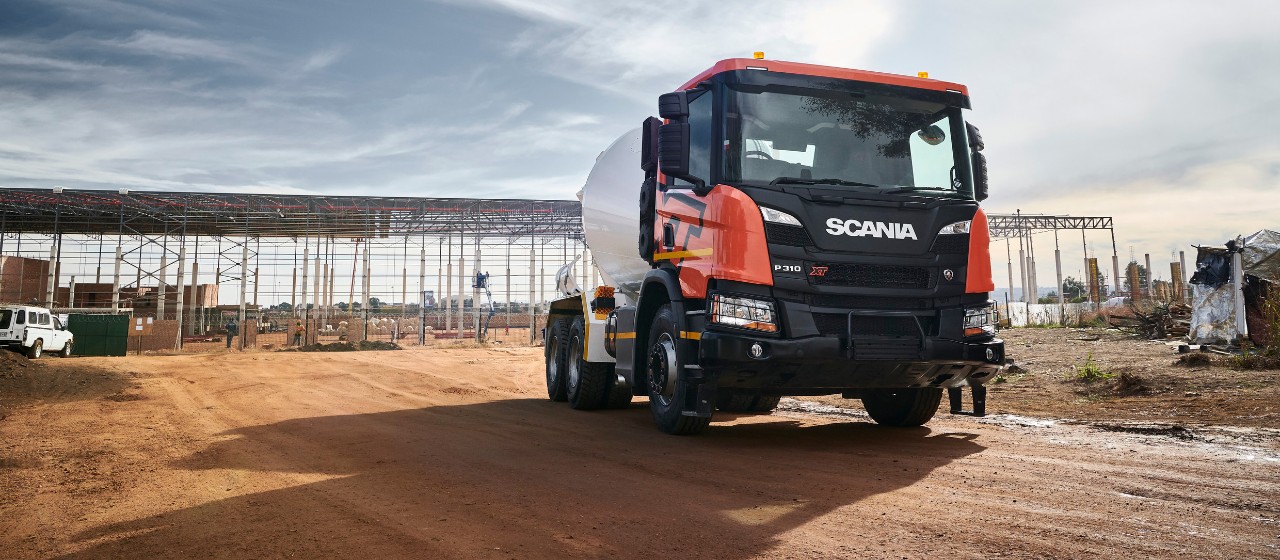 Scania P 310 6x4 XT egy építkezésen a dél-afrikai Johannesburgban