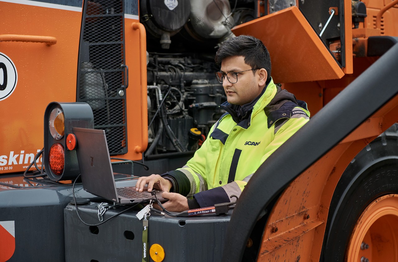 Application Engineers working with a Doosan wheel loader