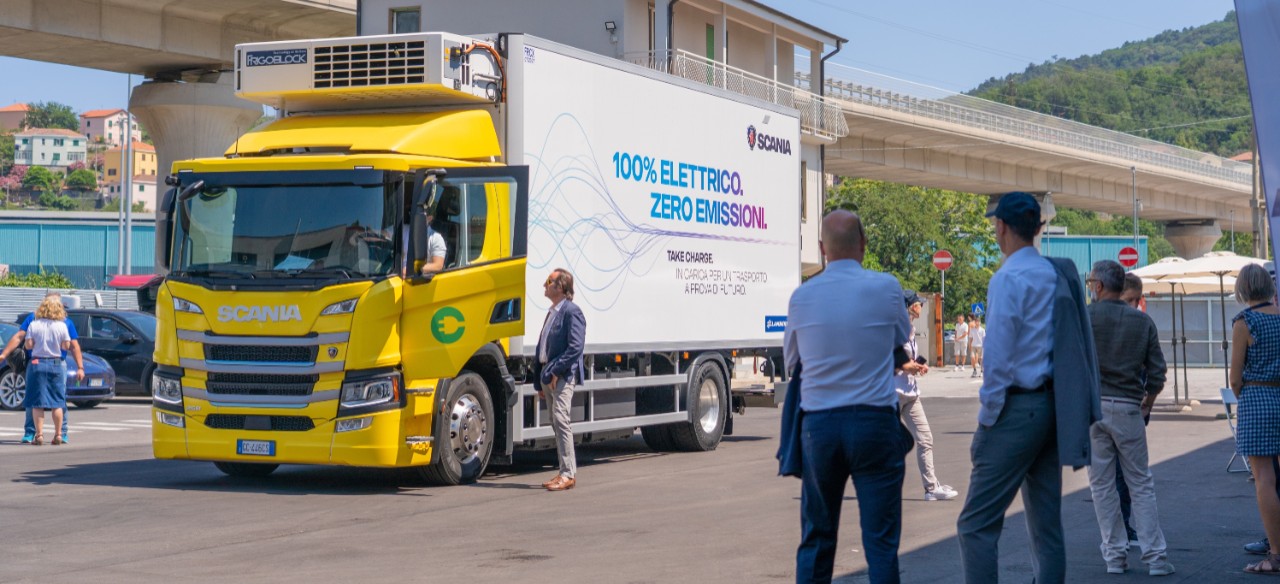 L’elettrificazione si fa strada: Scania fa il pieno di energia 100% da fonti rinnovabili a km zero nell’impianto virtuoso di RICARICA