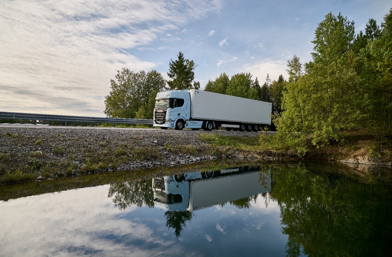 Camion Scania ibrido con pannelli solari