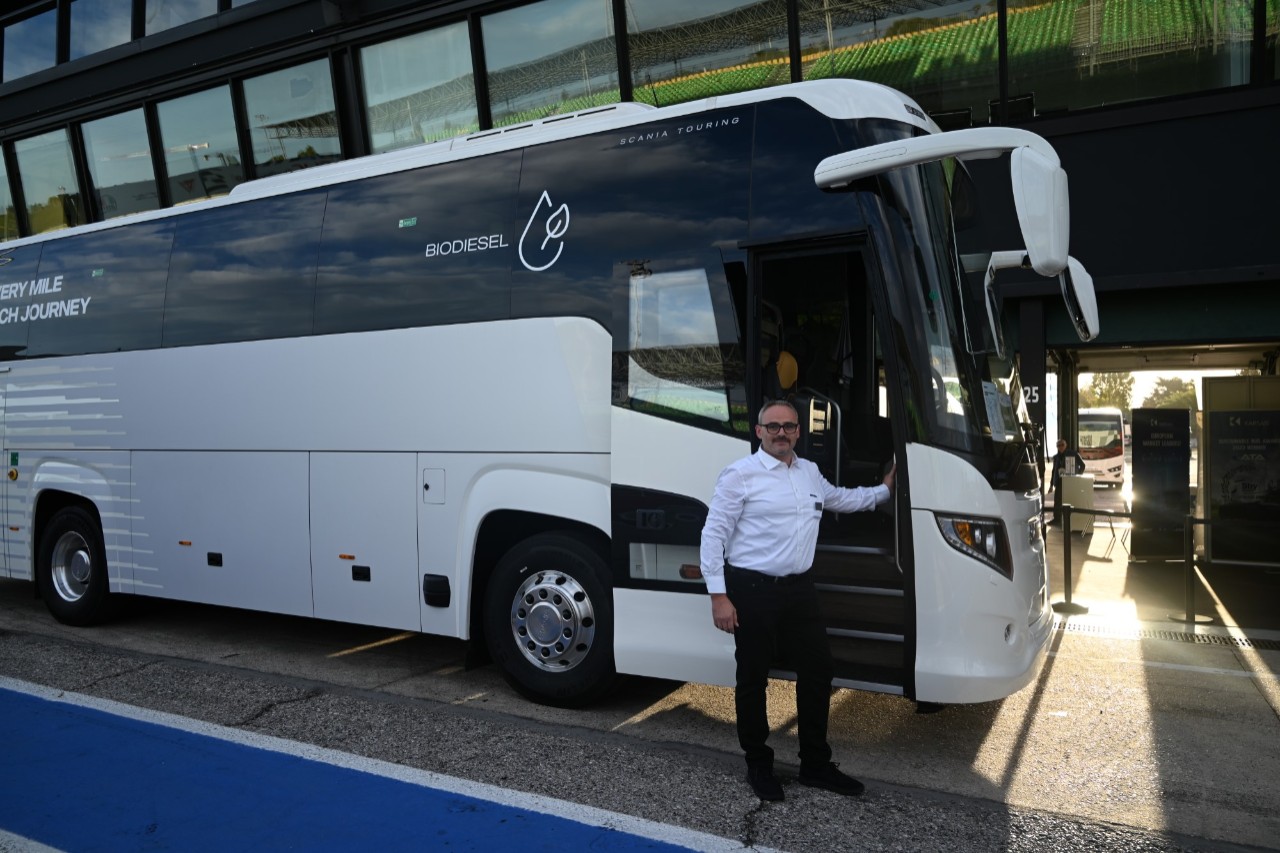 Camion Scania ibrido con pannelli solari