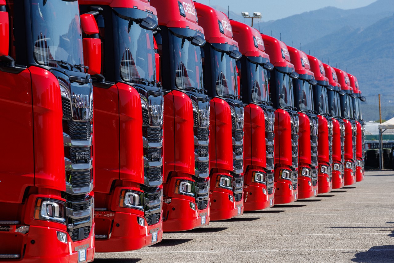 Camion Scania ibrido con pannelli solari