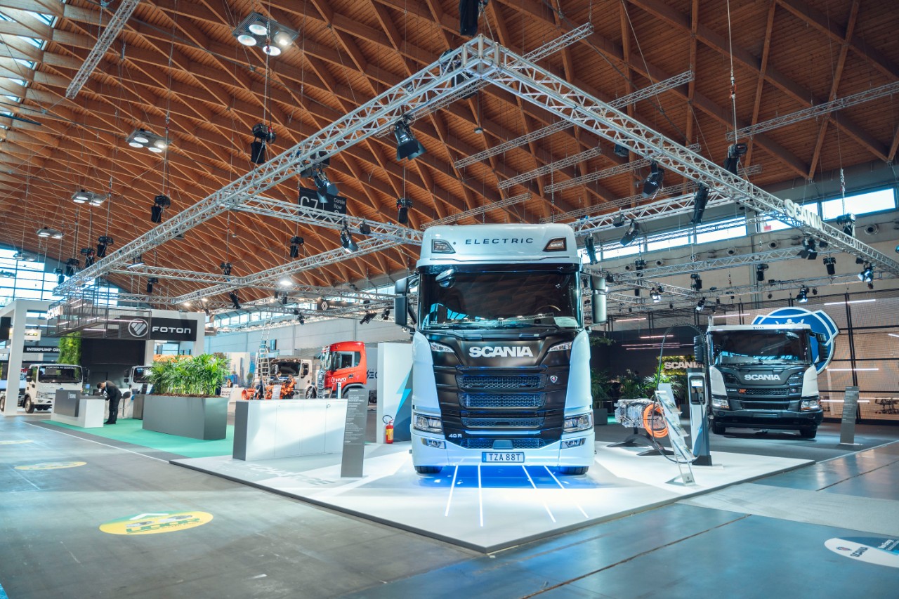 Camion Scania ibrido con pannelli solari