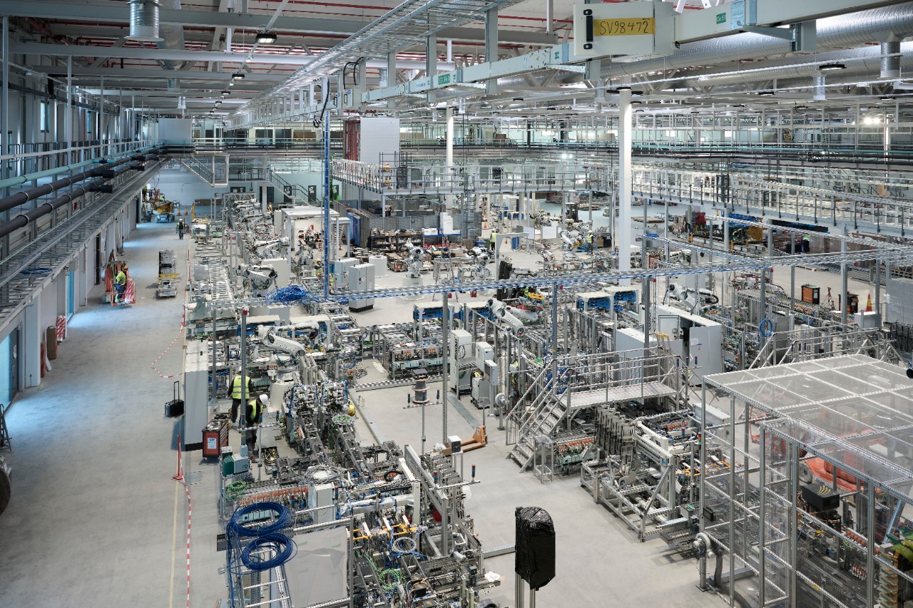 Scania celebra un momento epocale: entra in funzione la nuova fabbrica per l'assemblaggio delle batterie