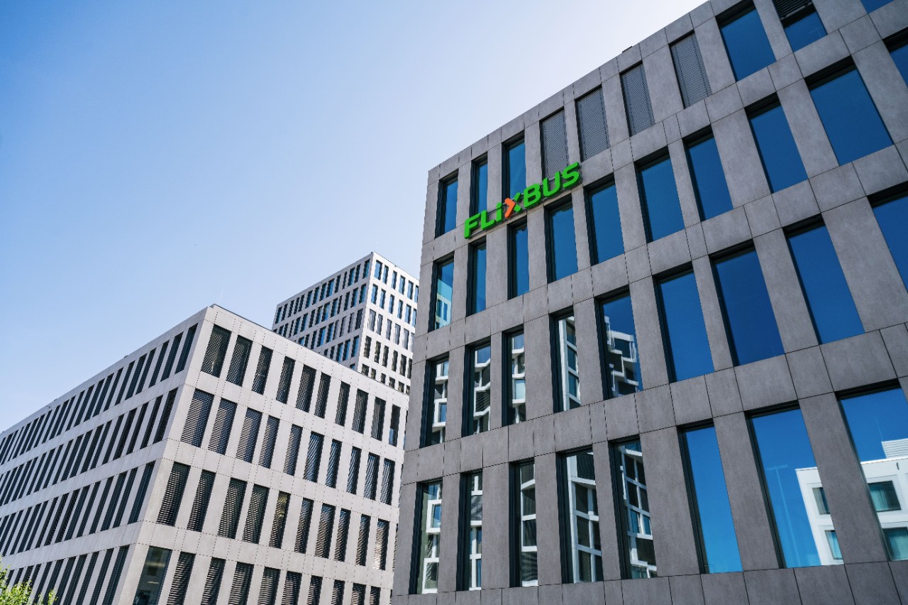 Scania e Flix insieme per l’utilizzo del biometano: una partnership per ridurre la CO2 e aumentare la circolarità delle risorse