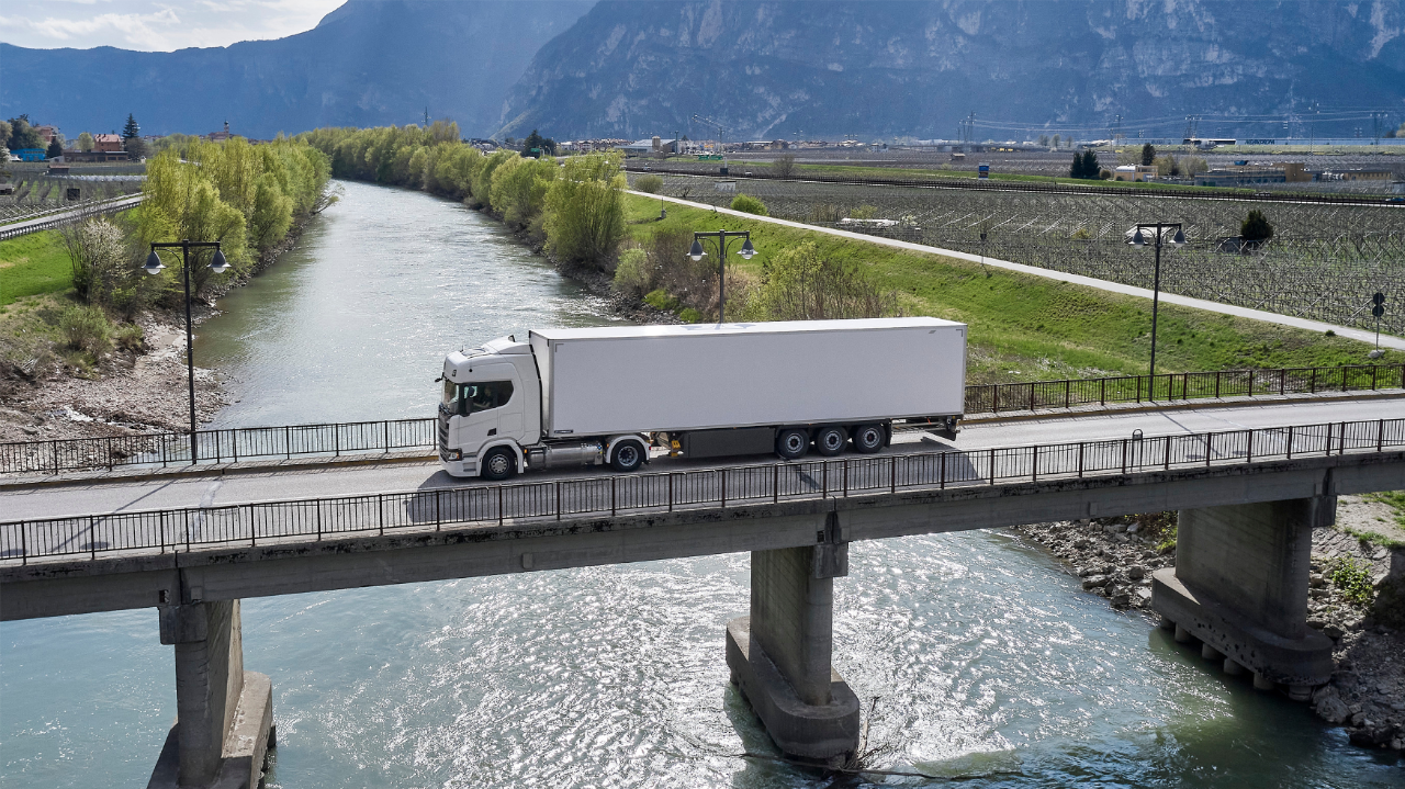 Camion Scania ibrido con pannelli solari