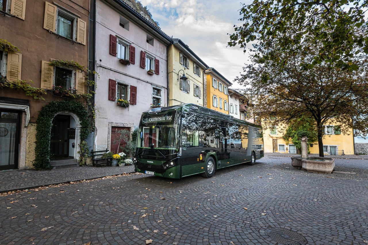 Scania a IBE 2024 tra la première dello Scania low-entry 100% elettrico e la gamma Touring al completo