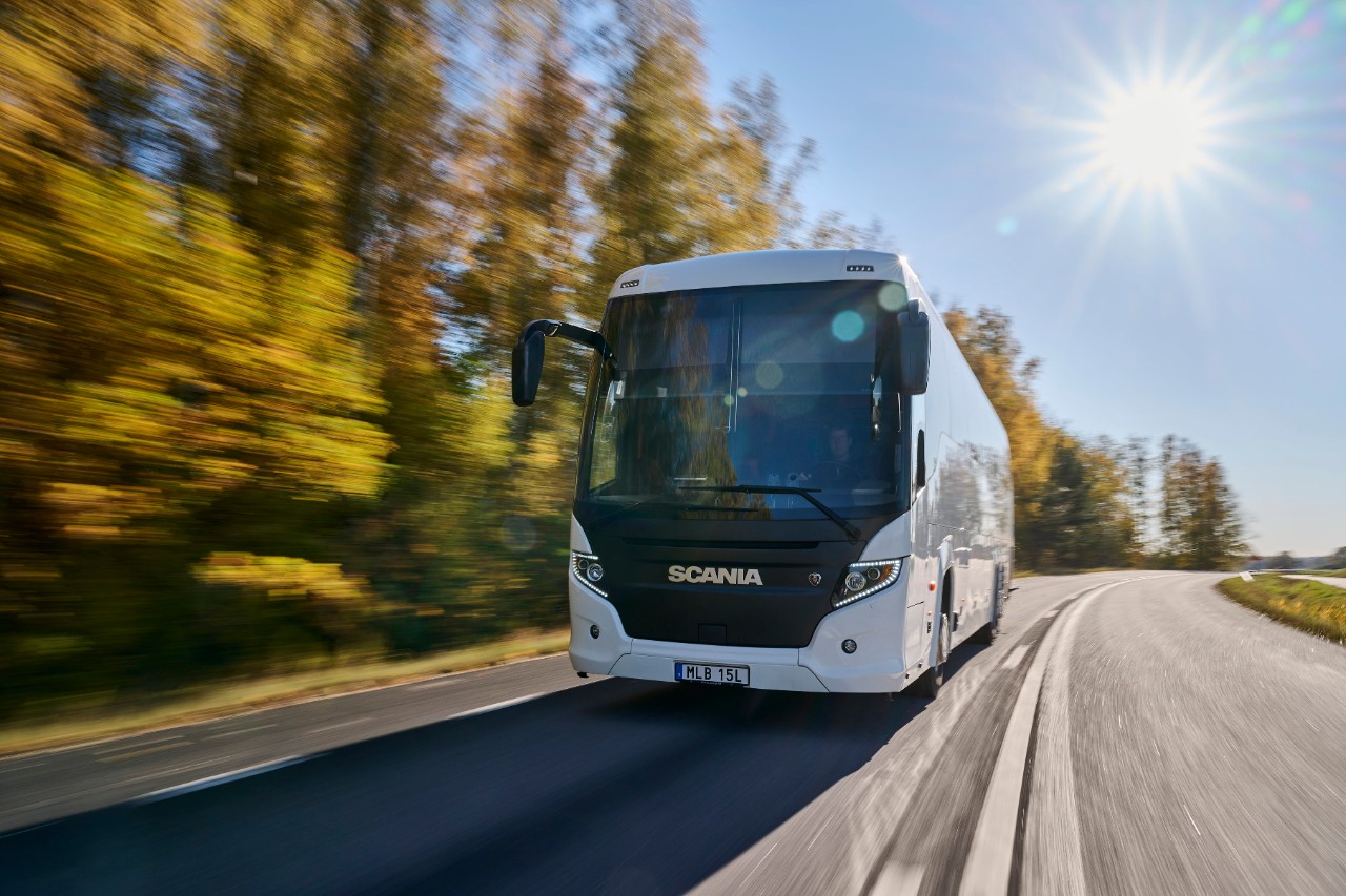Scania vince il Sustainable Bus Award 2025: il Touring BioLNG conquista il titolo europeo  Il Grifone riceve il Sustainable Bus Award 2025 nella categoria autobus Gran Turismo per lo Scania Touring BioLNG, emblema del suo impegno nel definire nuovi standard di sostenibilità nel trasporto persone per un futuro sempre più decarbonizzato.  Lo Scania Touring nella sua configurazione per l’alimentazione a BioLNG testimonia l'impegno di Scania nel guidare il passaggio a un sistema di trasporto più sostenibile. Questa variante, funzionante sia a metano naturale che a biometano o con una miscela di entrambi, consente una riduzione delle emissioni climalteranti immediata. In particolare, se alimentato da metano di origini vegetali, rappresenta un approccio circolare alle risorse ed economicamente sostenibile per un trasporto passeggeri a lunga distanza.   Il biometano, infatti, è un combustibile privo di materie fossili, derivato da fonti 100% rinnovabili, che offre una riduzione delle emissioni di CO2 fino al 90% rispetto al diesel tradizionale (analisi Well-to-Wheel). Inoltre, città e comuni possono sviluppare processi virtuosi per la produzione di biometano a livello locale, creando posti di lavoro, valorizzando i rifiuti organici e la loro gestione, migliorando la sicurezza energetica e restituendo al suolo carbonio e sostanze nutritive.  “Scania Touring offre potenza, coppia e autonomia paragonabili a quelle di un autobus con motore diesel. Riduce i livelli di rumorosità e abbassa i costi operativi. Quando combinato con i vantaggi ambientali derivati dall'utilizzo del biometano, diventa una soluzione eccezionale, soprattutto per le operazioni a lunga distanza”, afferma Carl-Johan Lööf, responsabile della gestione dei prodotti per le soluzioni di trasporto persone.  La gamma Touring, frutto di un miglioramento continuo da parte del Grifone, oltre ai nuovi propulsori, comprende anche un'area di guida all'avanguardia, un sistema elettrico avanzato, funzioni di sicurezza ad alta tecnologia e moderne opzioni di design interno per i sedili, i colori e le finiture. La nuova versione, dotata di un motore a metano da 13 litri con 410 CV (302 kW) e 2.000 Nm di coppia, offre un'efficienza in grado di ridurre i consumi del carburante. Inoltre, grazie alla capacità totale del serbatoio, l'autobus offre anche un'autonomia di guida di oltre 1.000 km.   Il Sustainable Bus Award è il primo e unico premio europeo che riconosce la sostenibilità nel settore degli autobus. Il premio abbraccia un approccio ampio alla sostenibilità, prendendo in considerazione fattori quali la sicurezza, il comfort, il rumore, la riciclabilità dei componenti e la responsabilità ambientale complessiva del produttore. Il premio è stato consegnato nel corso di una serata di gala tenutasi il 21 ottobre 2024 in concomitanza con la FIAA International Bus and Coach Fair di Madrid.    Scania è stata anche finalista nella categoria Intercity con l'autobus Scania Castrosua LE BEV.