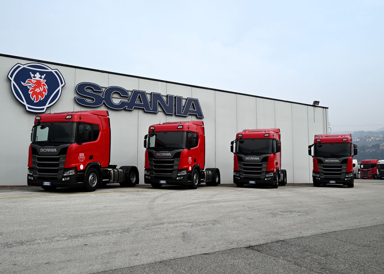 Scania Super 500 CV: l’icona dell’efficienza su strada conquista STS   Sandri Autotrasporti investe nell’innovazione e nell’efficienza introducendo altri quattro Scania Super da 500 CV con cabina R. L’azienda che è socia della società consortile STS, specializzata nel trasporto di merci sfuse che riunisce nove ditte ben strutturate e vanta una flotta di 130 mezzi, ha scelto ancora una volta Scania per la sua affidabilità e le prestazioni.  Determinante nella scelta è stato il rapporto consolidato con la squadra di Scania Commerciale, in ogni fase dell’acquisto, che ha saputo offrire una soluzione su misura capace di rispondere alle aspettative sempre più alte del cliente. Scania si conferma così il partner ideale per un trasporto efficiente e orientato al futuro.