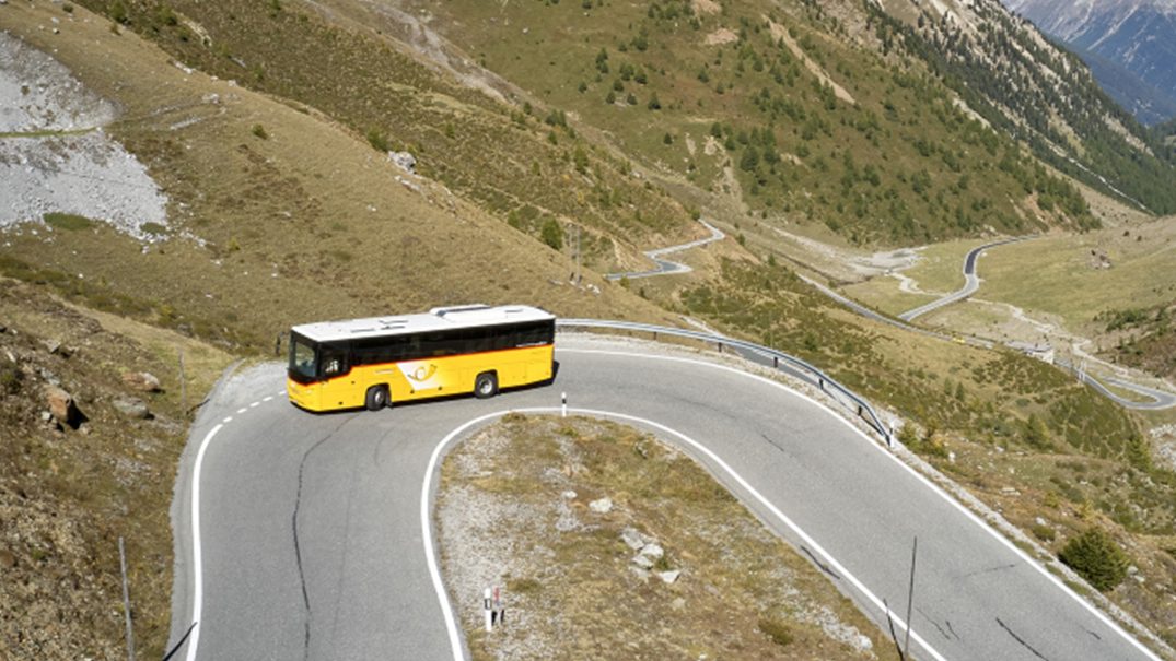 Autobus per strade di montagna