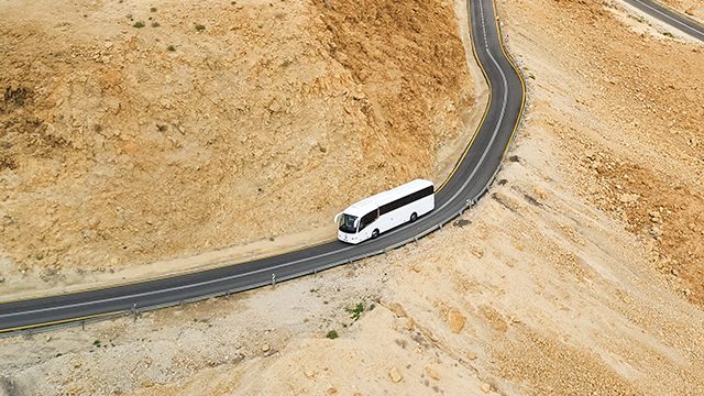 Autobus bianco su una collina