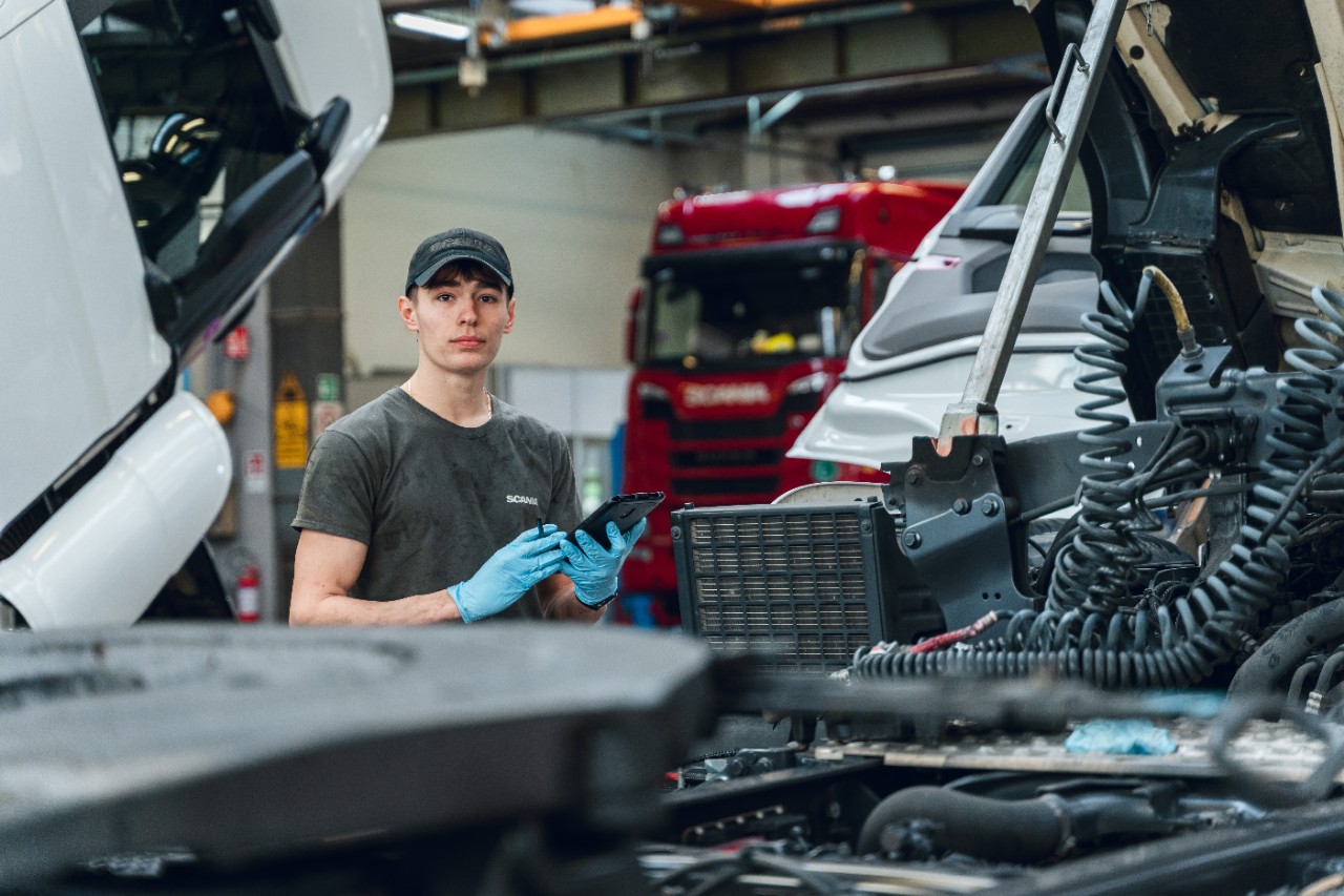 Tecnici dell'assistenza che lavorano su un autocarro