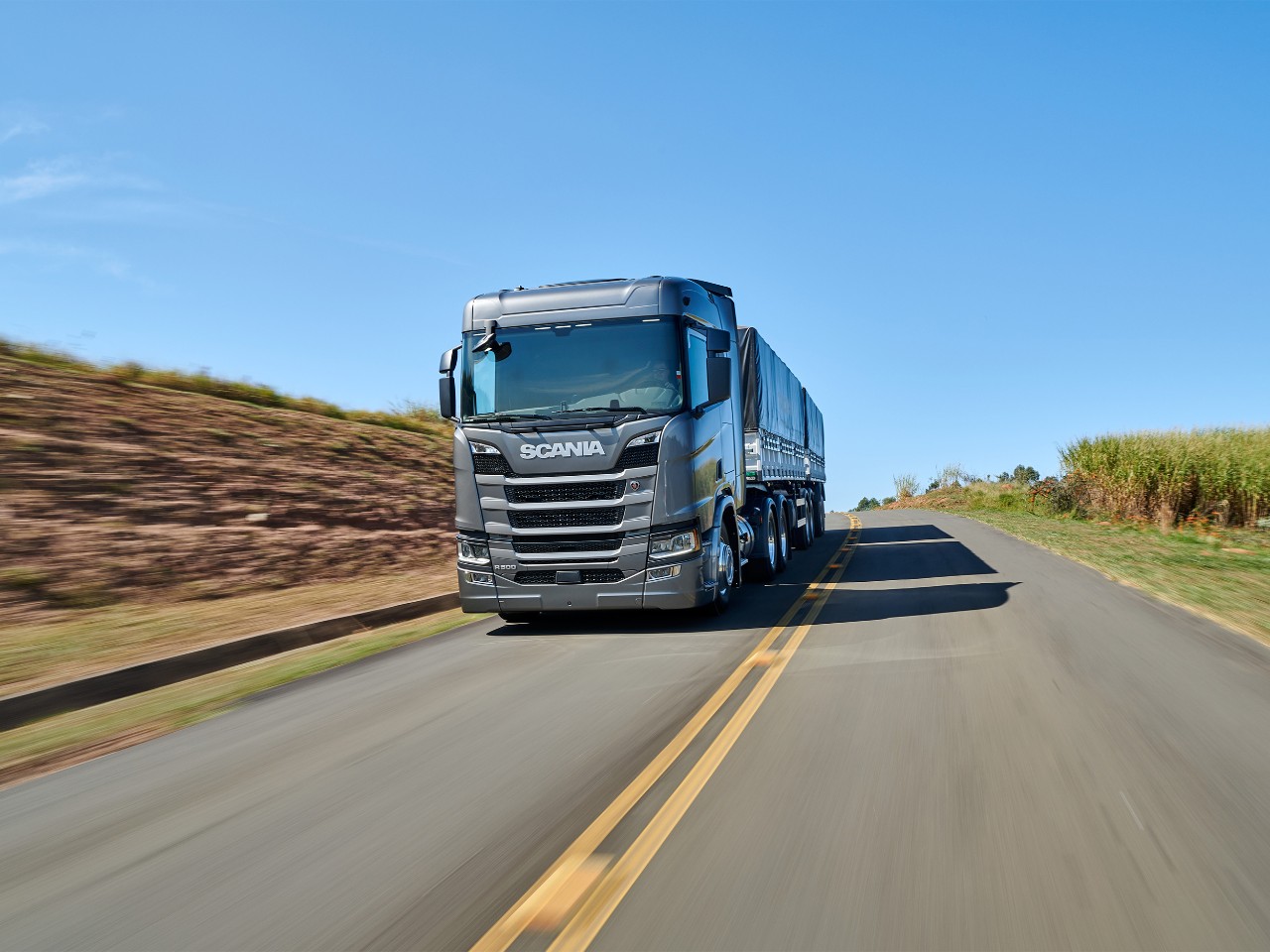 Camion Scania per il trasporto di granaglie e cereali. Veicoli per il trasporto agricolo e di bestiame