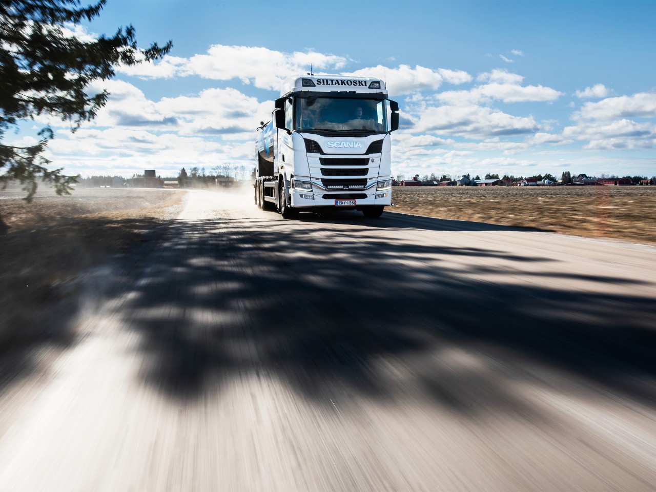 Camion Scania per la raccolta latte. Veicoli per il trasporto agricolo e di bestiame
