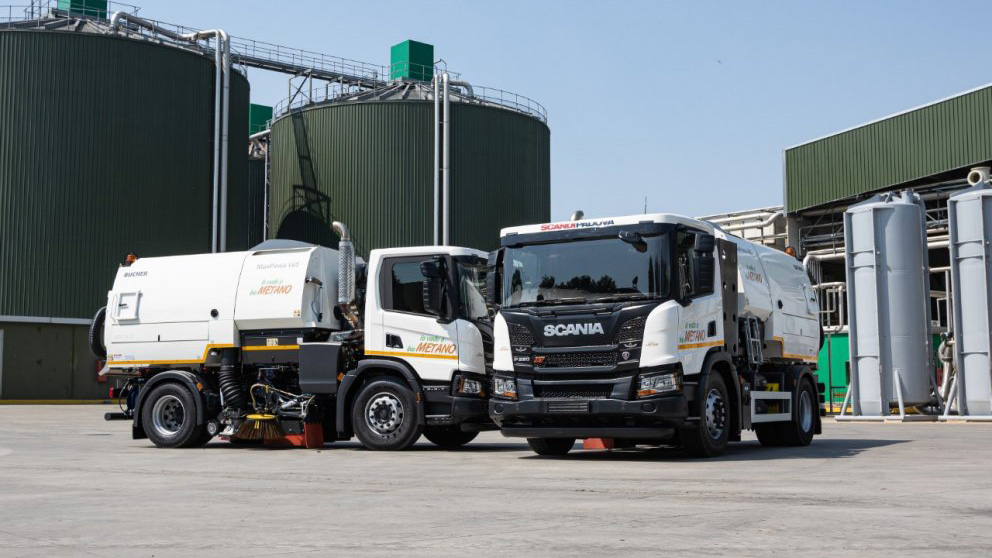  Carica con gru gestione igiene urbana con veicoli scania