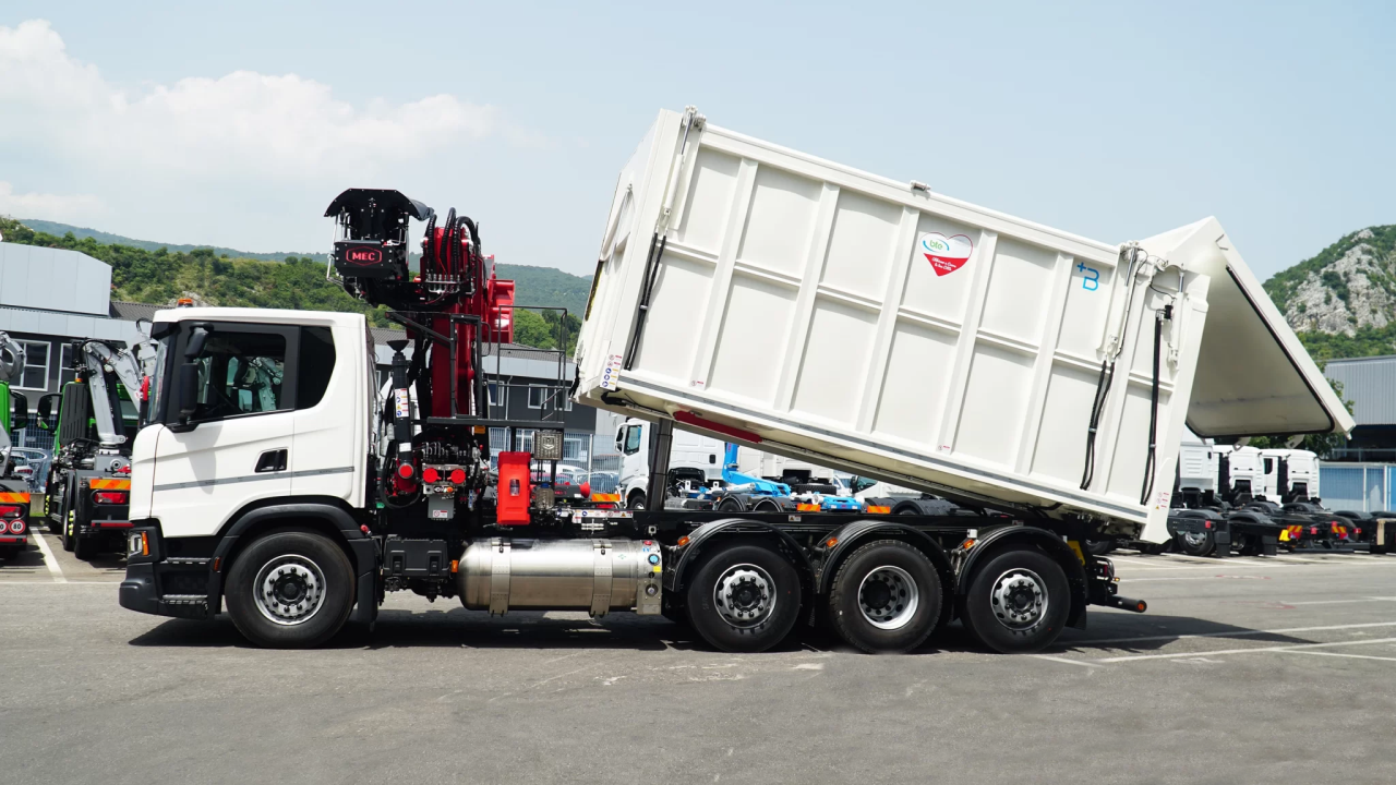  Carica con gru gestione igiene urbana con veicoli scania